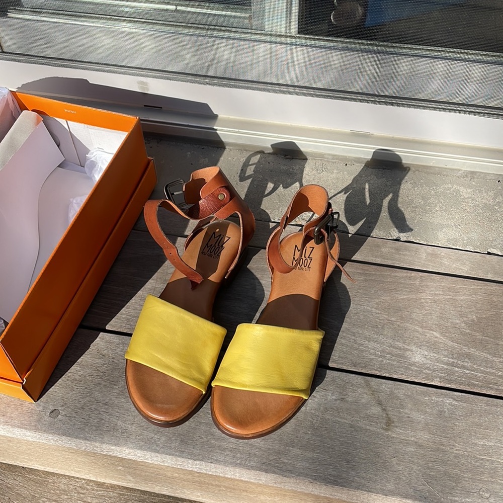 Leather sandal.